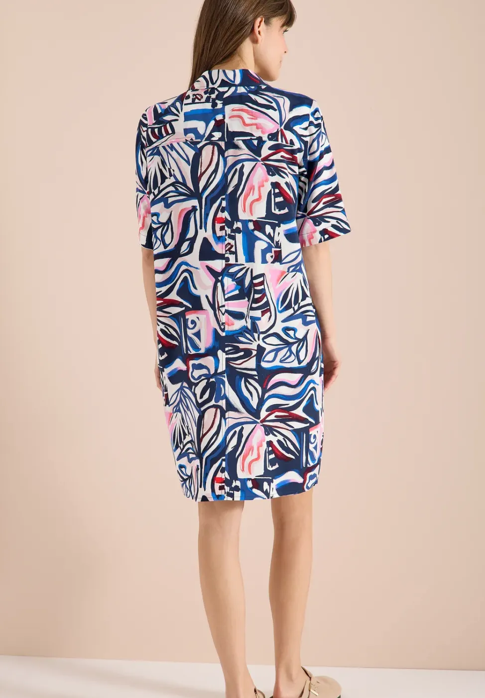 Knielanges Kleid mit grafischem Muster
