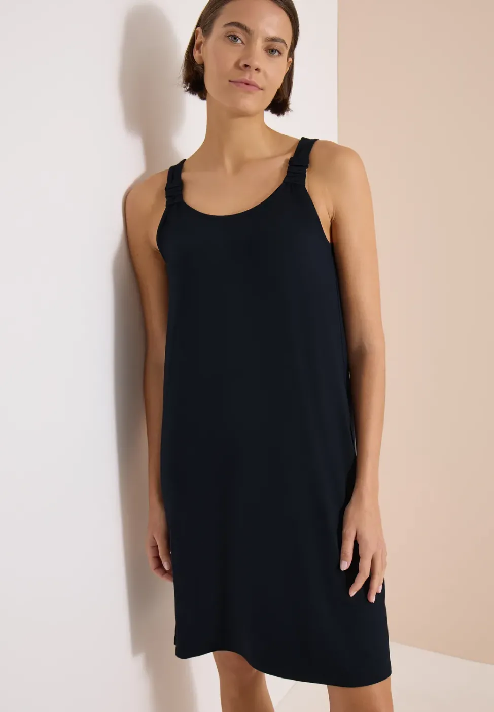 Knielanges Kleid mit Knotendetail