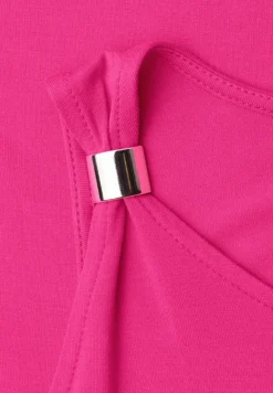 Knielanges Kleid mit Schnallendetail
