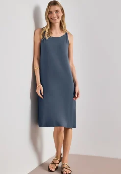 Knielanges Kleid mit Schnallendetail