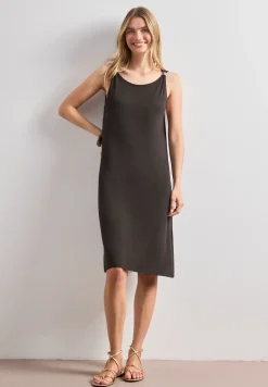 Knielanges Kleid mit Schnallendetail