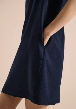 Knielanges Kleid mit Seersuckerstruktur