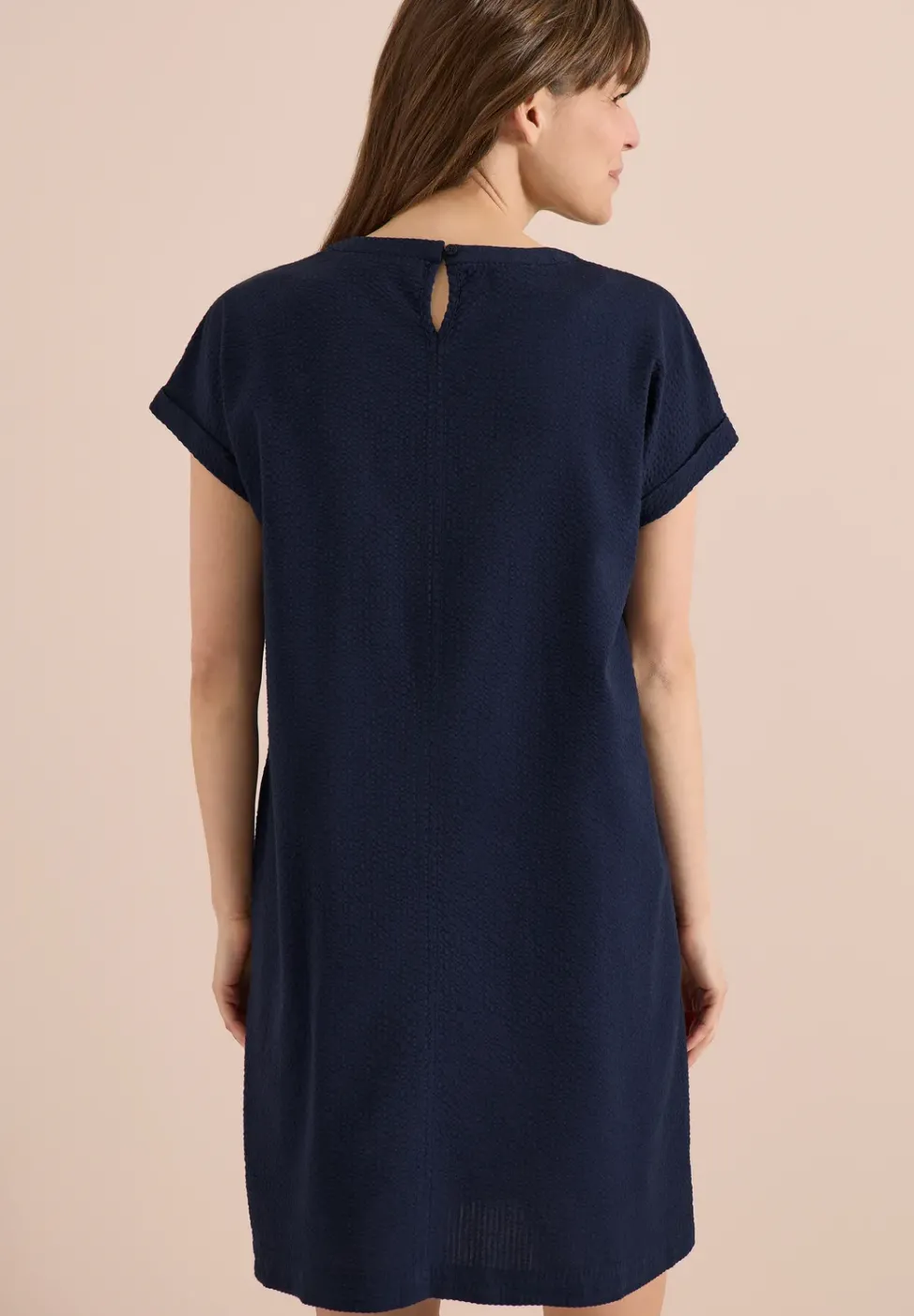 Knielanges Kleid mit Seersuckerstruktur