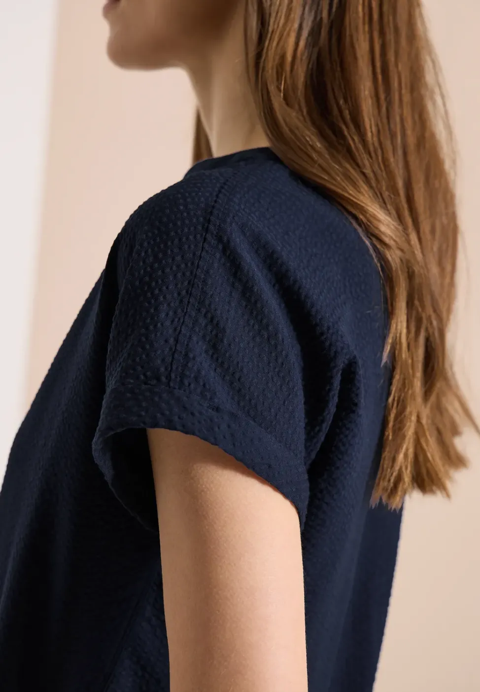 Knielanges Kleid mit Seersuckerstruktur