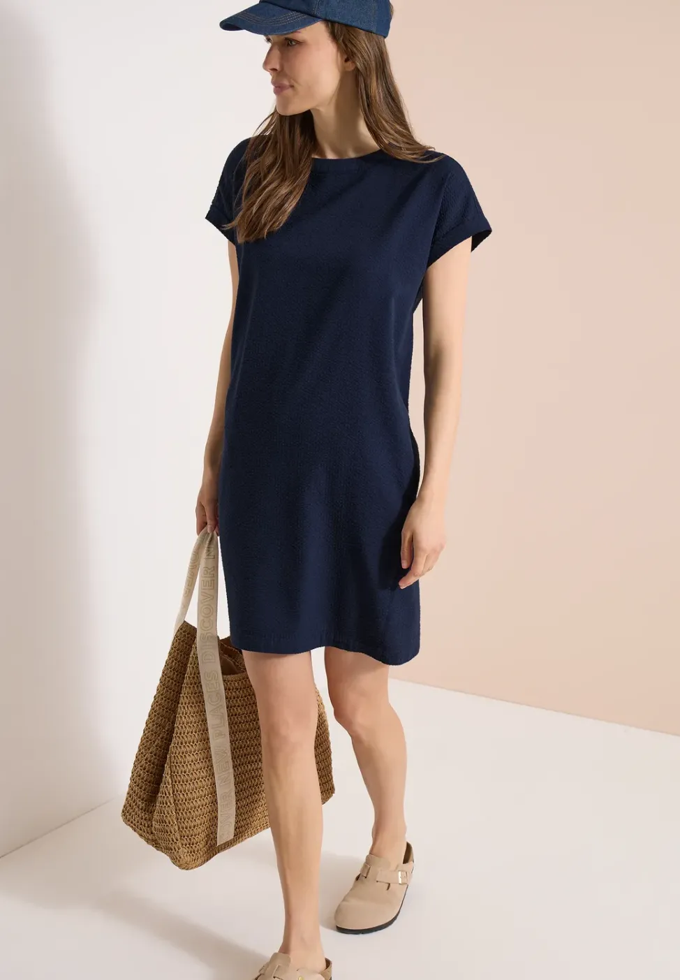 Knielanges Kleid mit Seersuckerstruktur