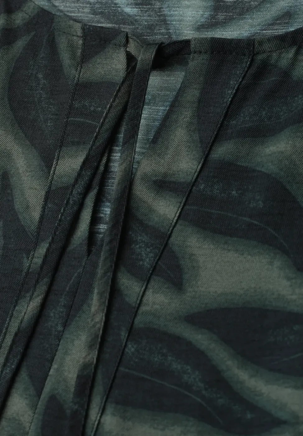 Knielanges Kleid mit Split Neck und Print