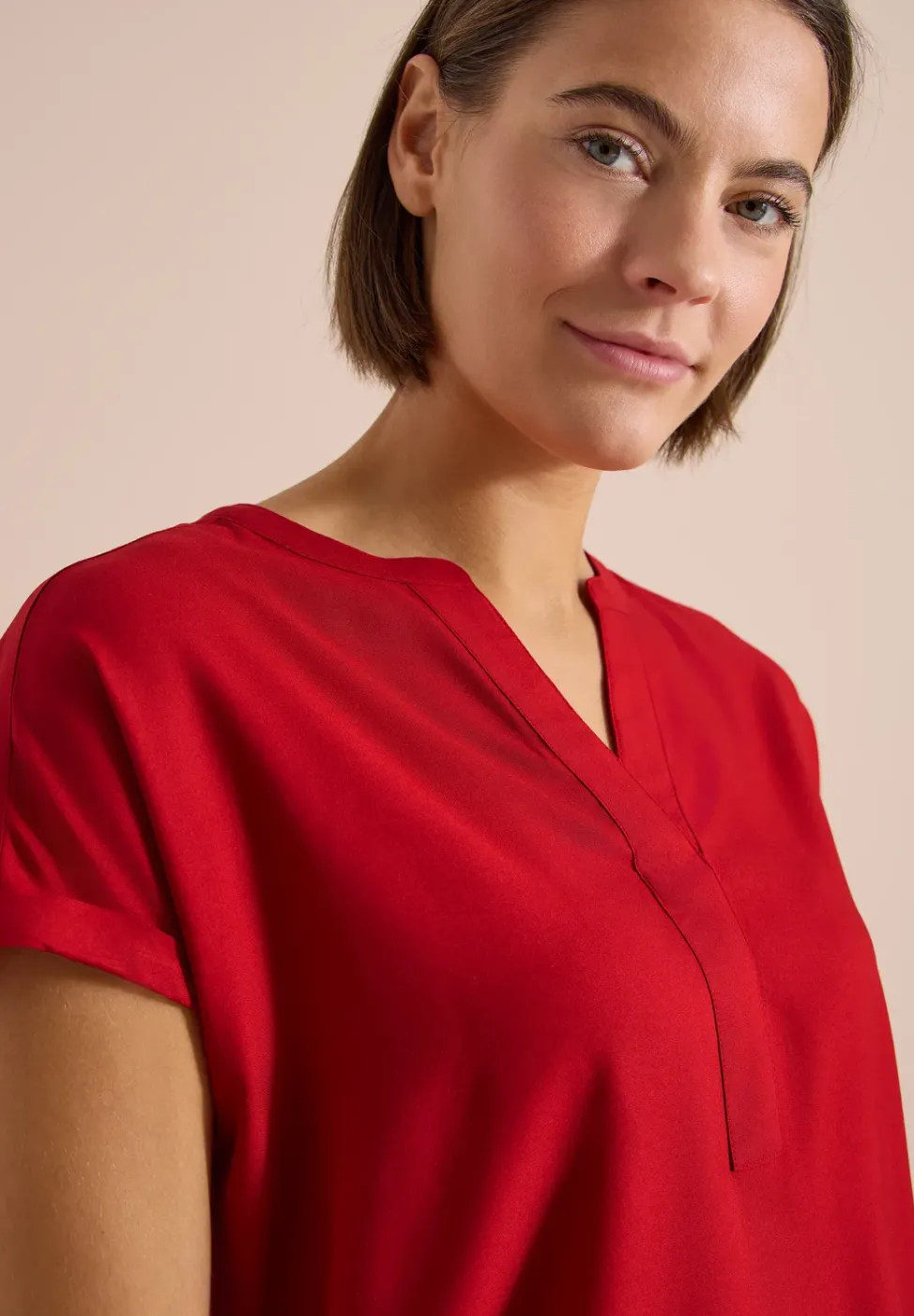 Kurzarm Bluse mit Split Neck