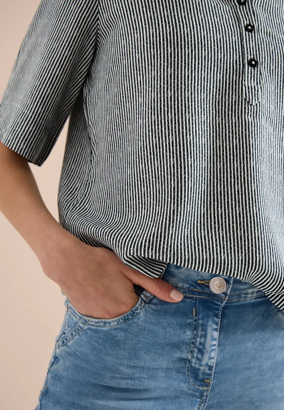 Kurzarm Bluse mit Split Neck und Streifen