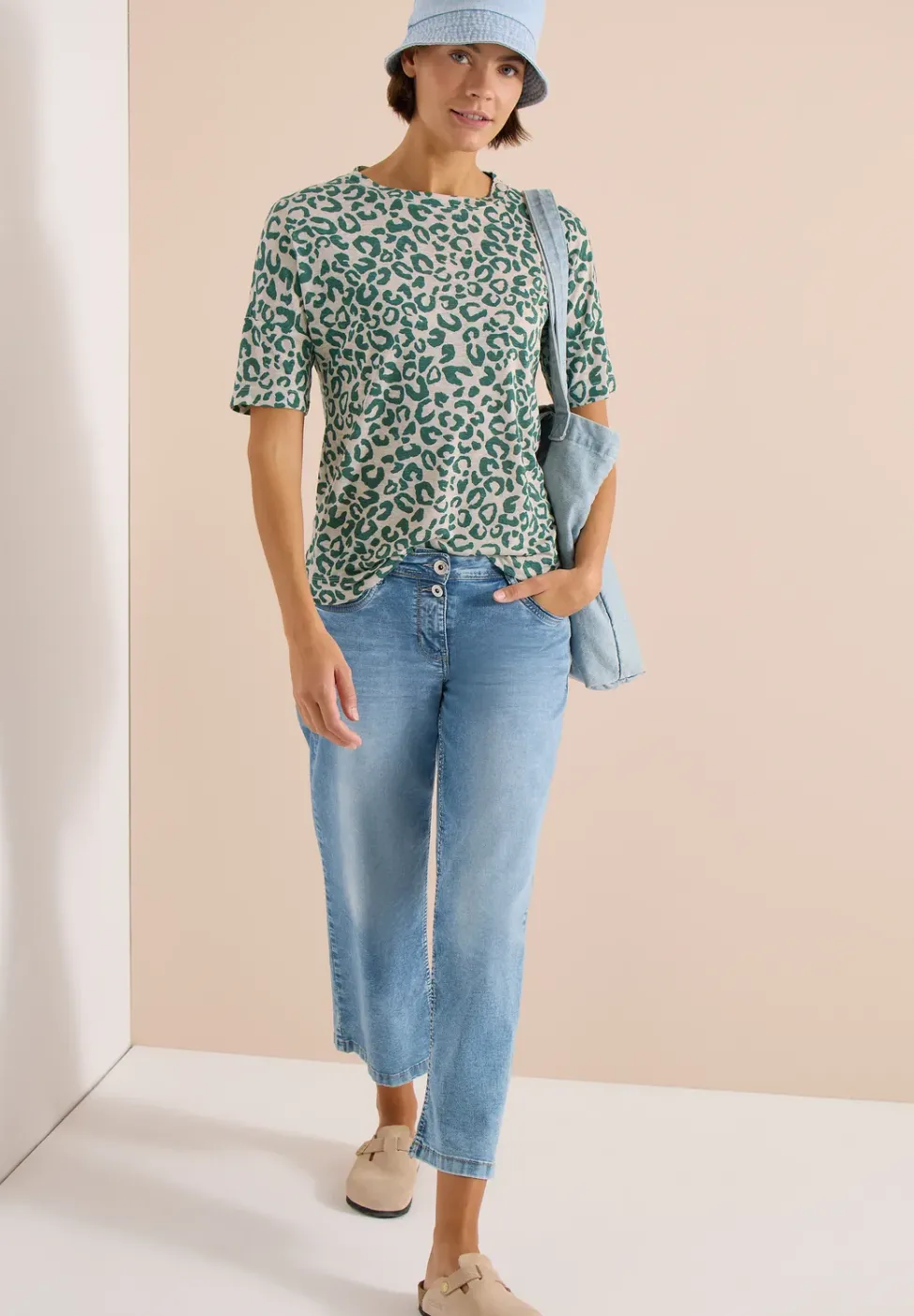 Kurzarm Shirt mit Knöpfen und Leo-Print