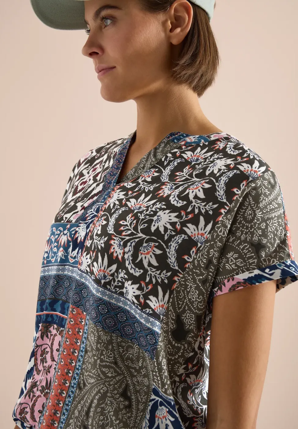 Kurzarm Bluse mit Patchwork-Print