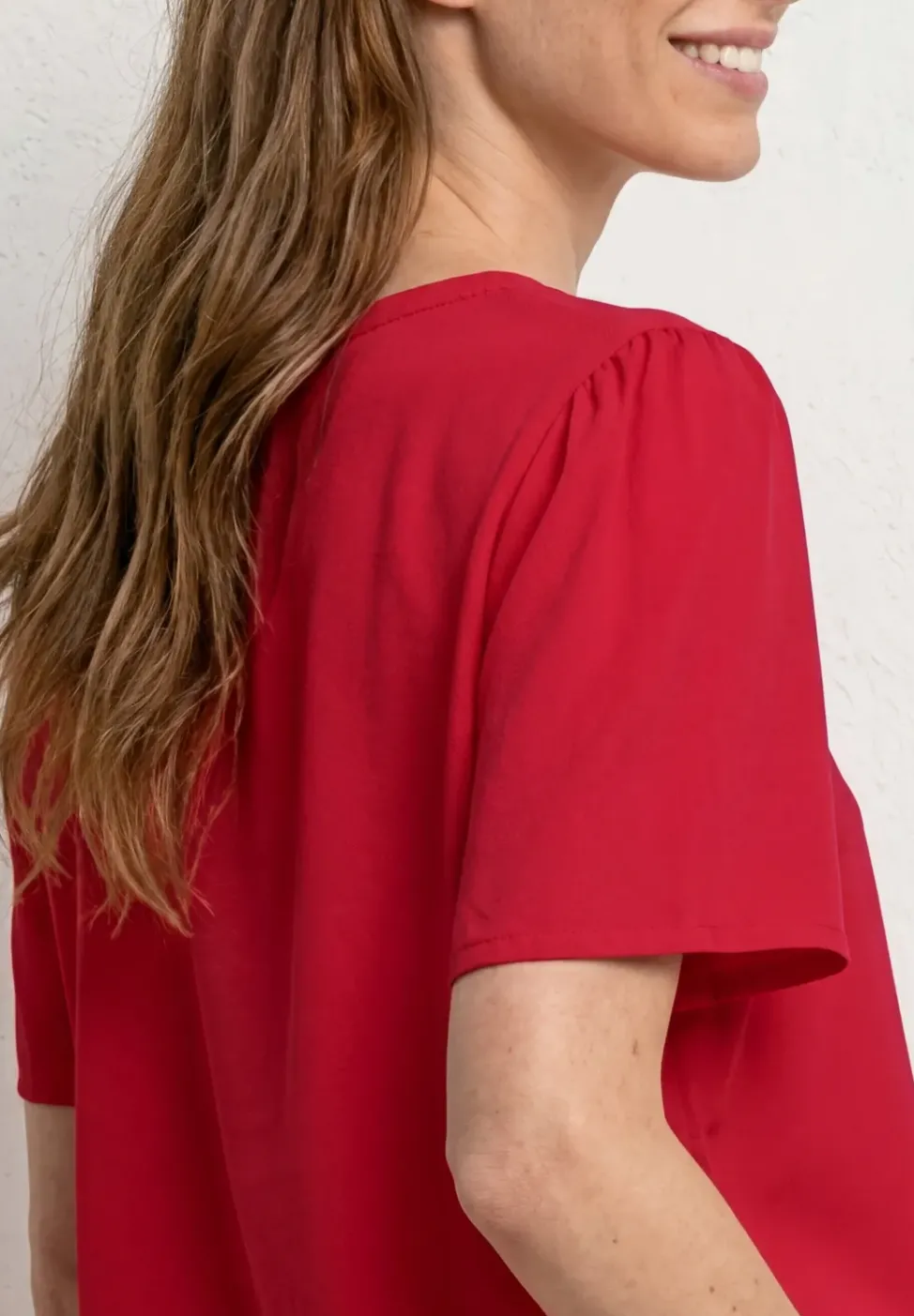 Kurzarm Bluse mit Split Neck und Knöpfen