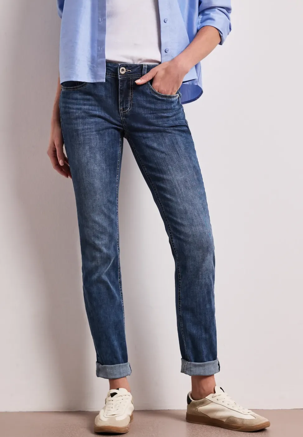Low Waist Slim Leg Jeans im Casual Fit