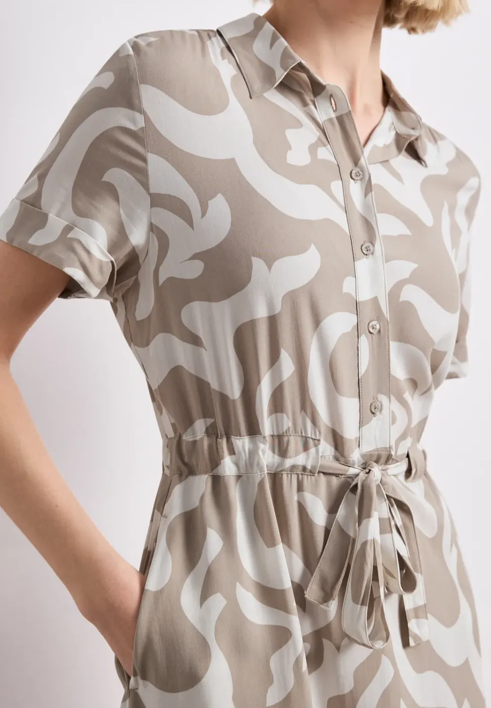 Maxi-Kleid mit Hemdkragen und Print