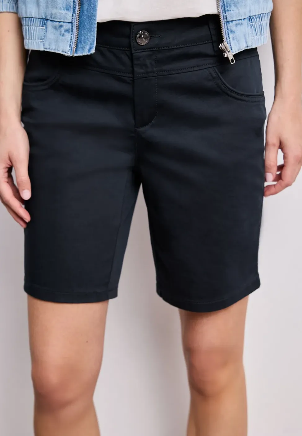 Mid Waist Bermuda in Satin-Optik