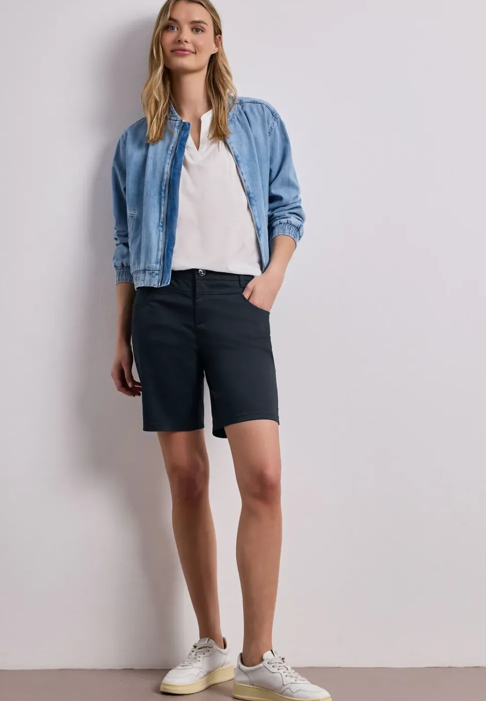 Mid Waist Bermuda in Satin-Optik