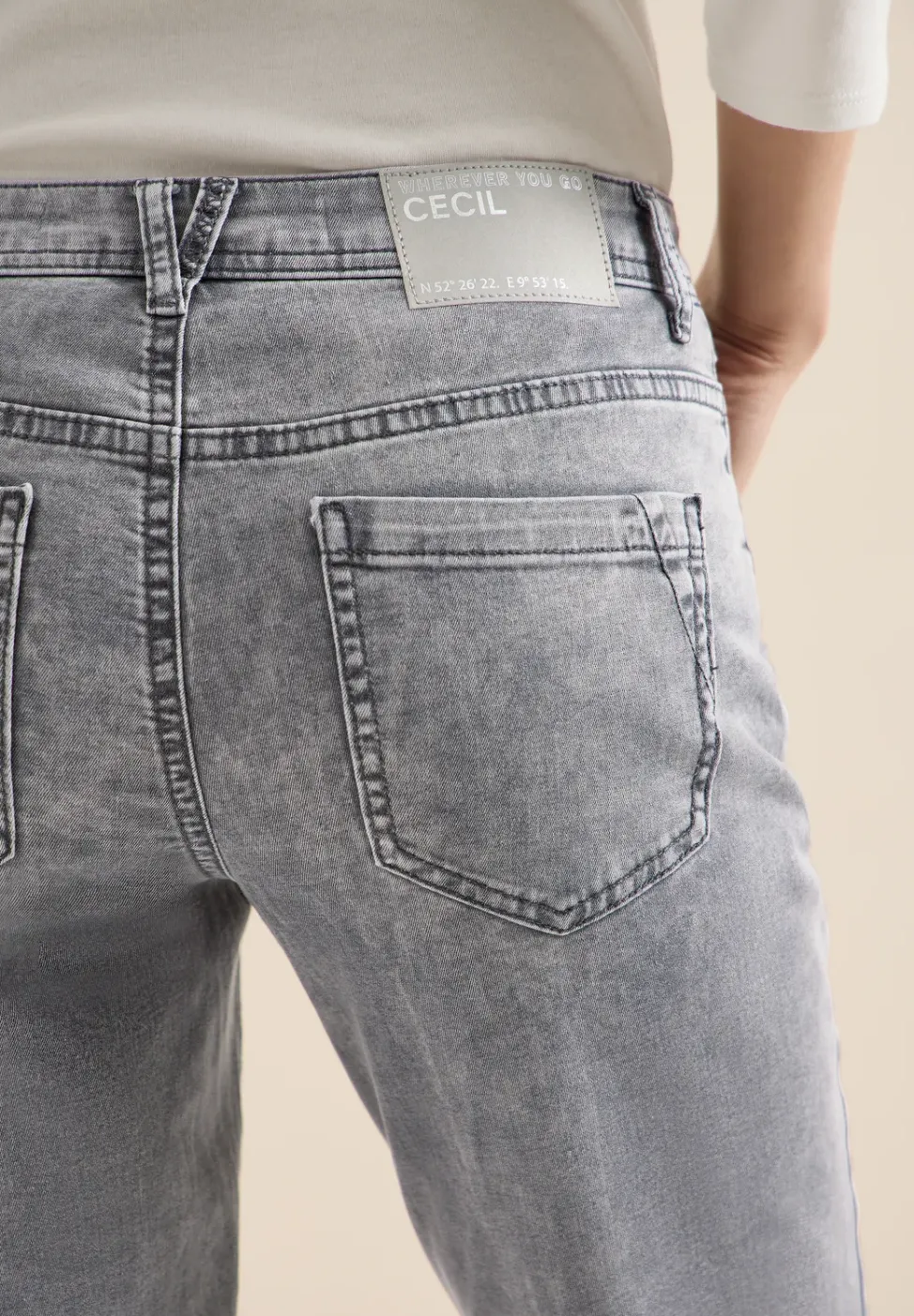 Mid Waist Straight Leg Jeans im Casual Fit