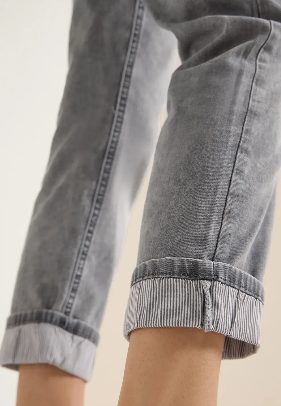 Mid Waist Straight Leg Jeans im Casual Fit