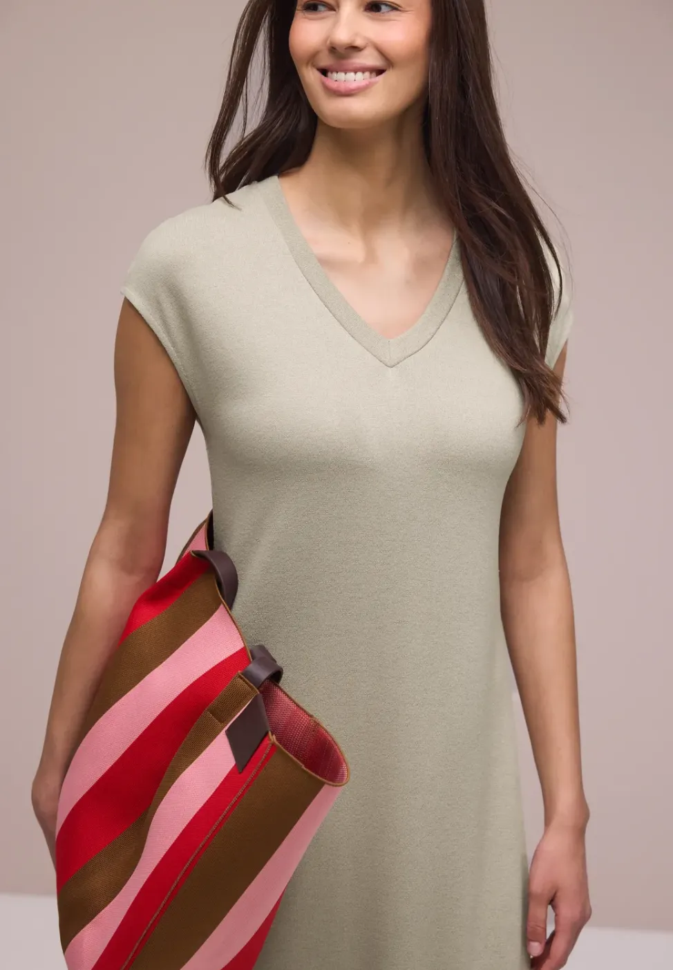 Midi-Kleid mit V-Neck im Strick-Look