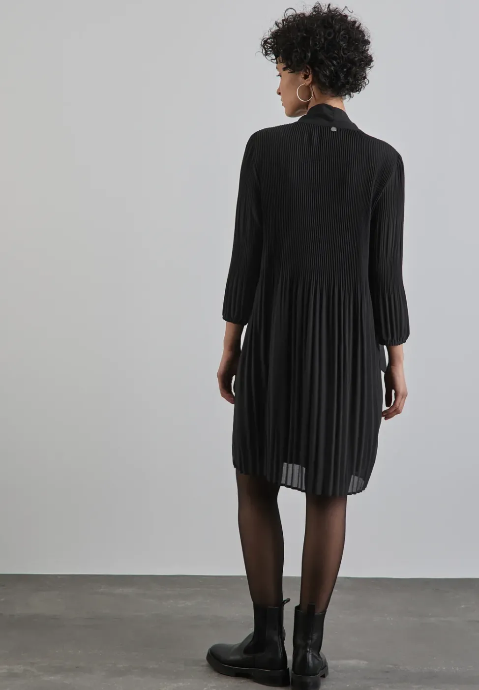 Plissée-Kleid mit Schleife