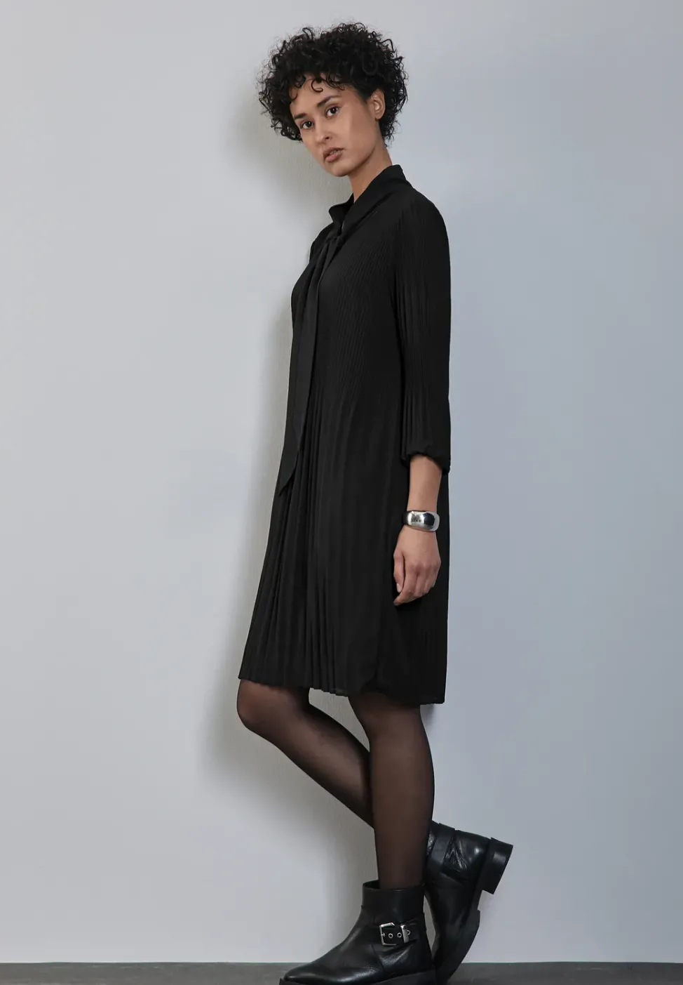 Plissée-Kleid mit Schleife