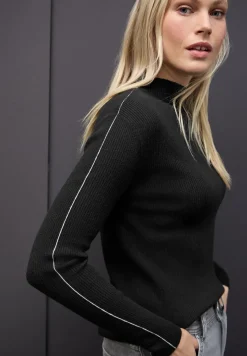 Pullover in Rippstruktur