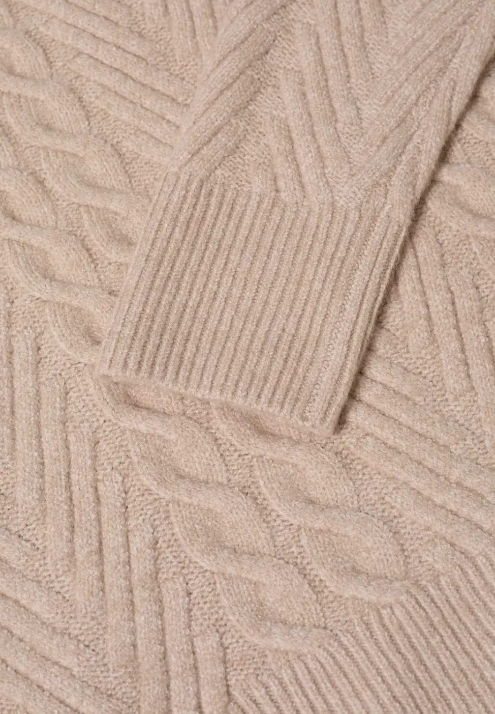 Pullover mit Zopfmuster