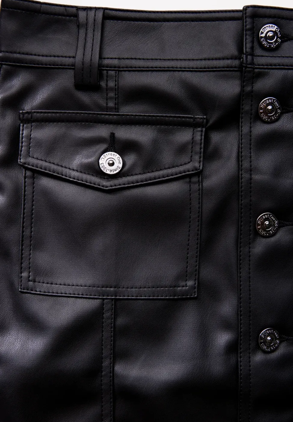 Rock in Leder-Optik