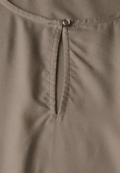 Rundhalsbluse mit Cut-Out