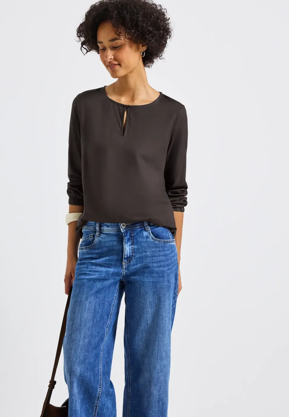 Rundhalsbluse mit Cut-Out