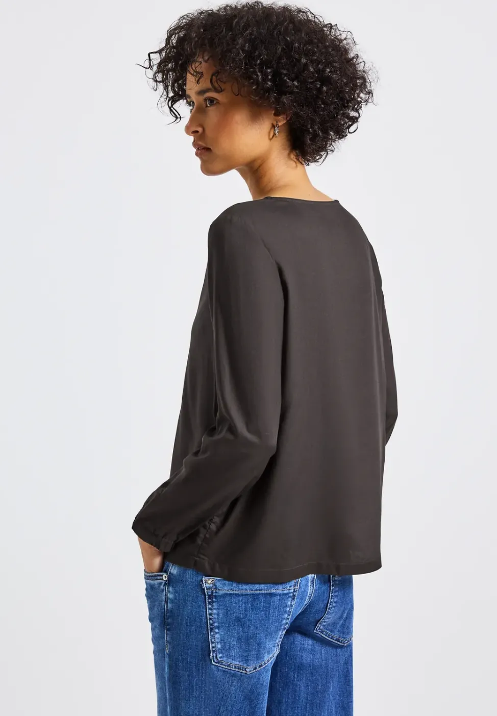 Rundhalsbluse mit Cut-Out
