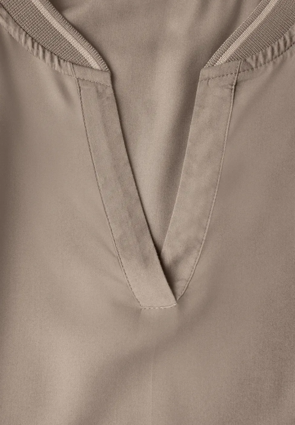 Split Neck Bluse mit Tape