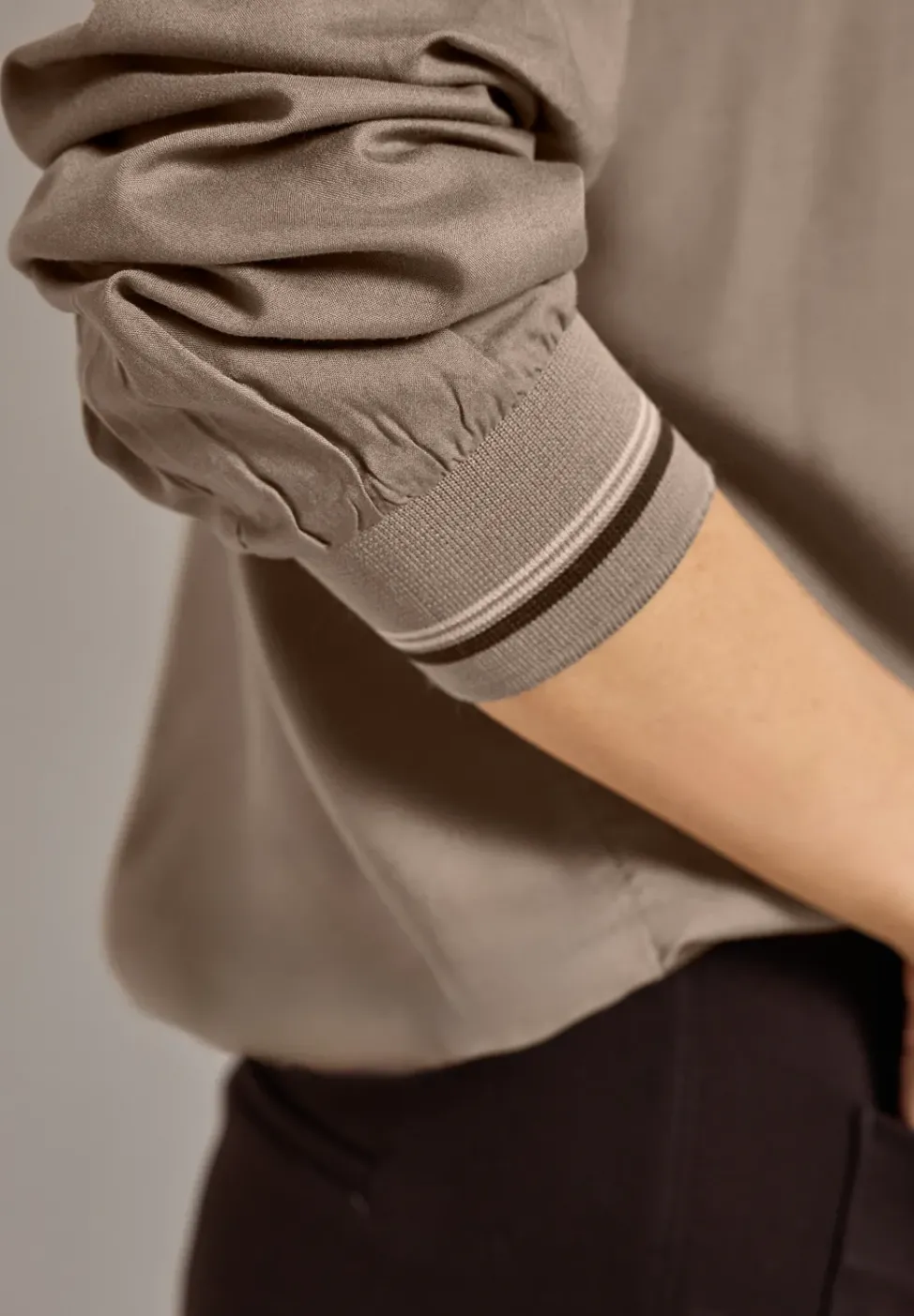 Split Neck Bluse mit Tape
