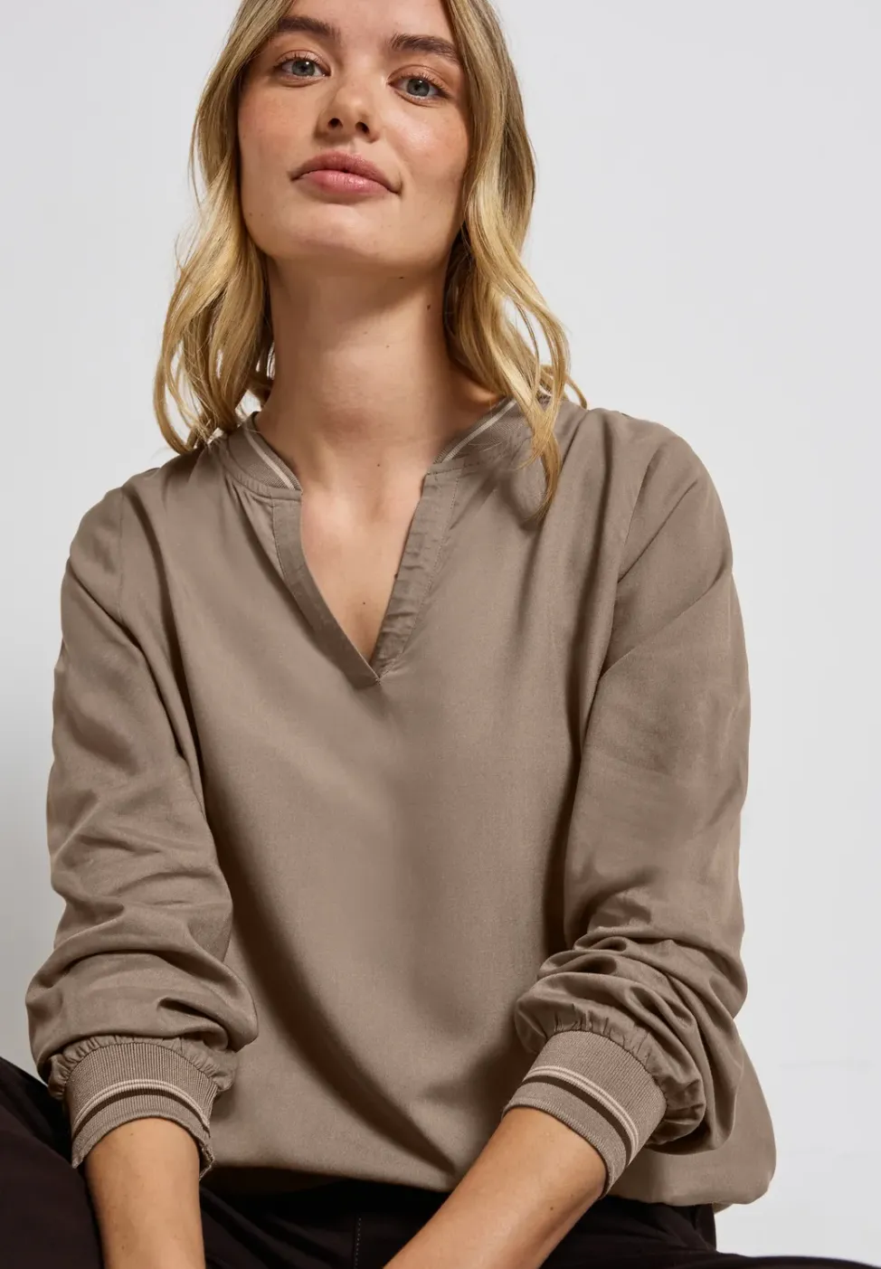 Split Neck Bluse mit Tape