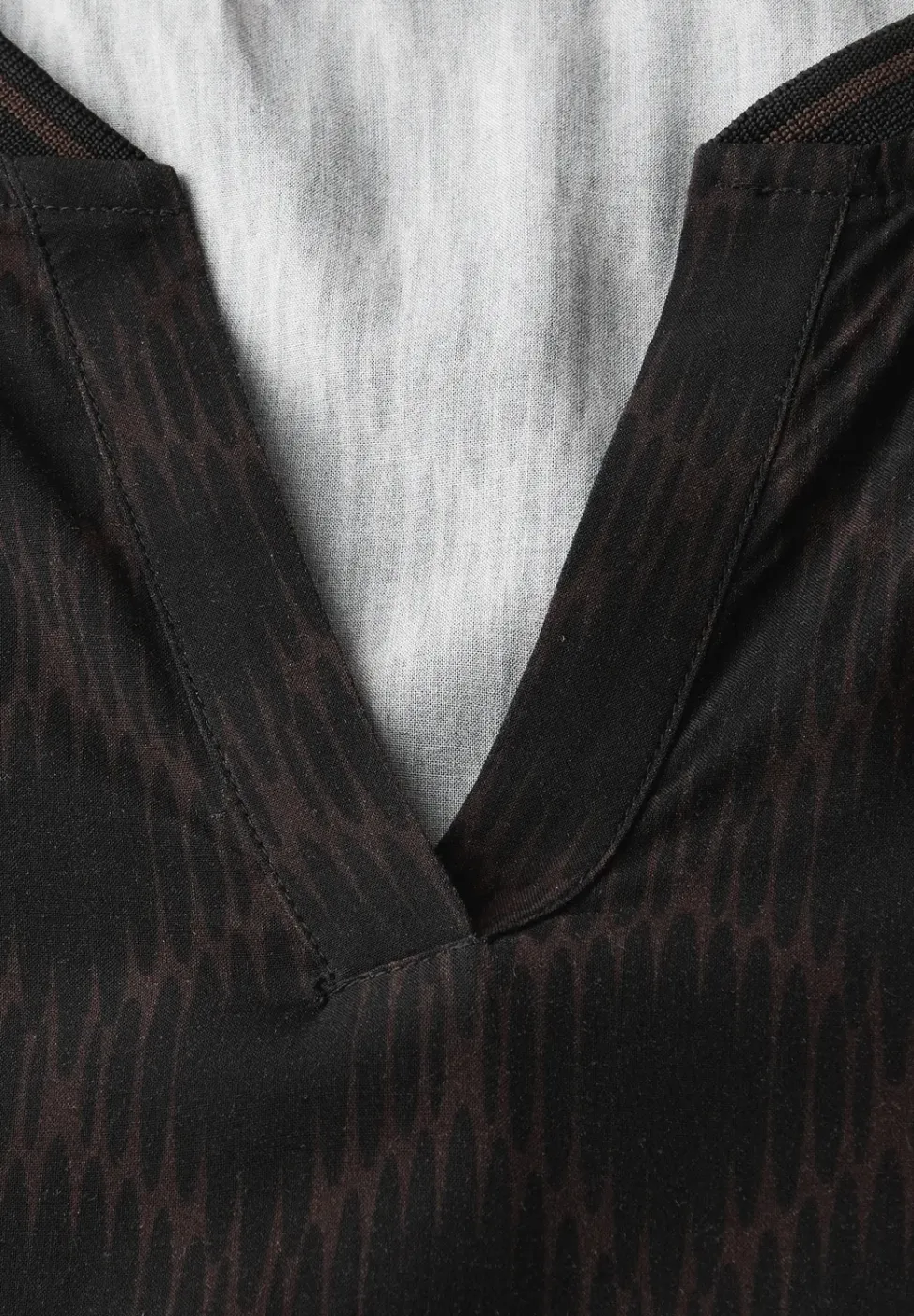 Split Neck Bluse mit Tape