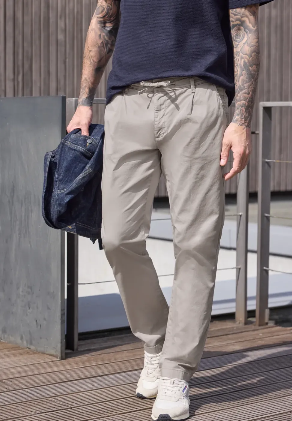 Straight Leg Chino in leichter Qualität