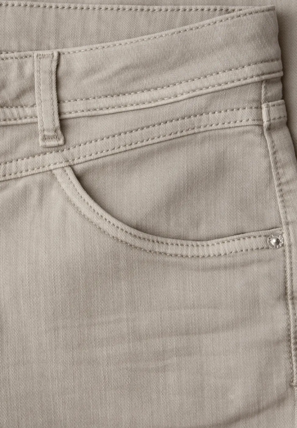 Straight Leg Jeans mit fransigem Saum
