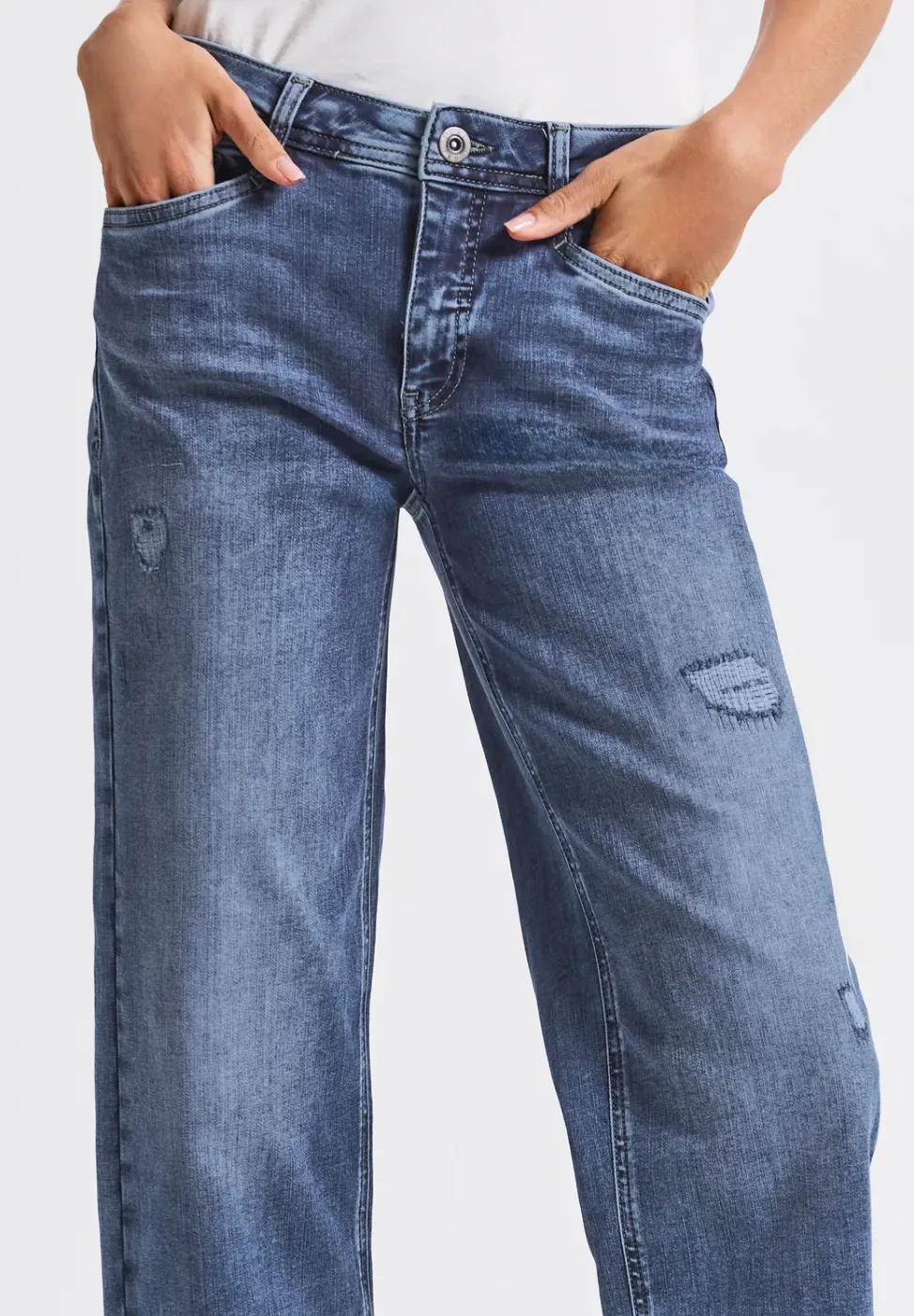 Straight Leg Destroyed Jeans