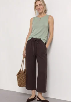 Top mit Rundhals und Cut-Out-Detail