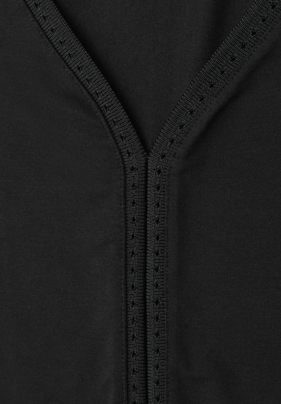 Top mit V-Neck und Crochet-Tape