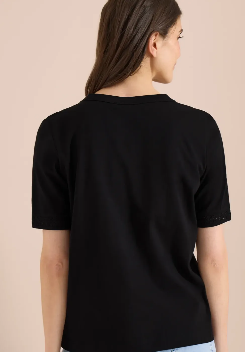 T-Shirt mit Split Neck und Crochet-Tape