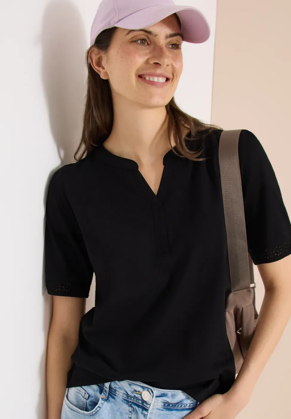 T-Shirt mit Split Neck und Crochet-Tape