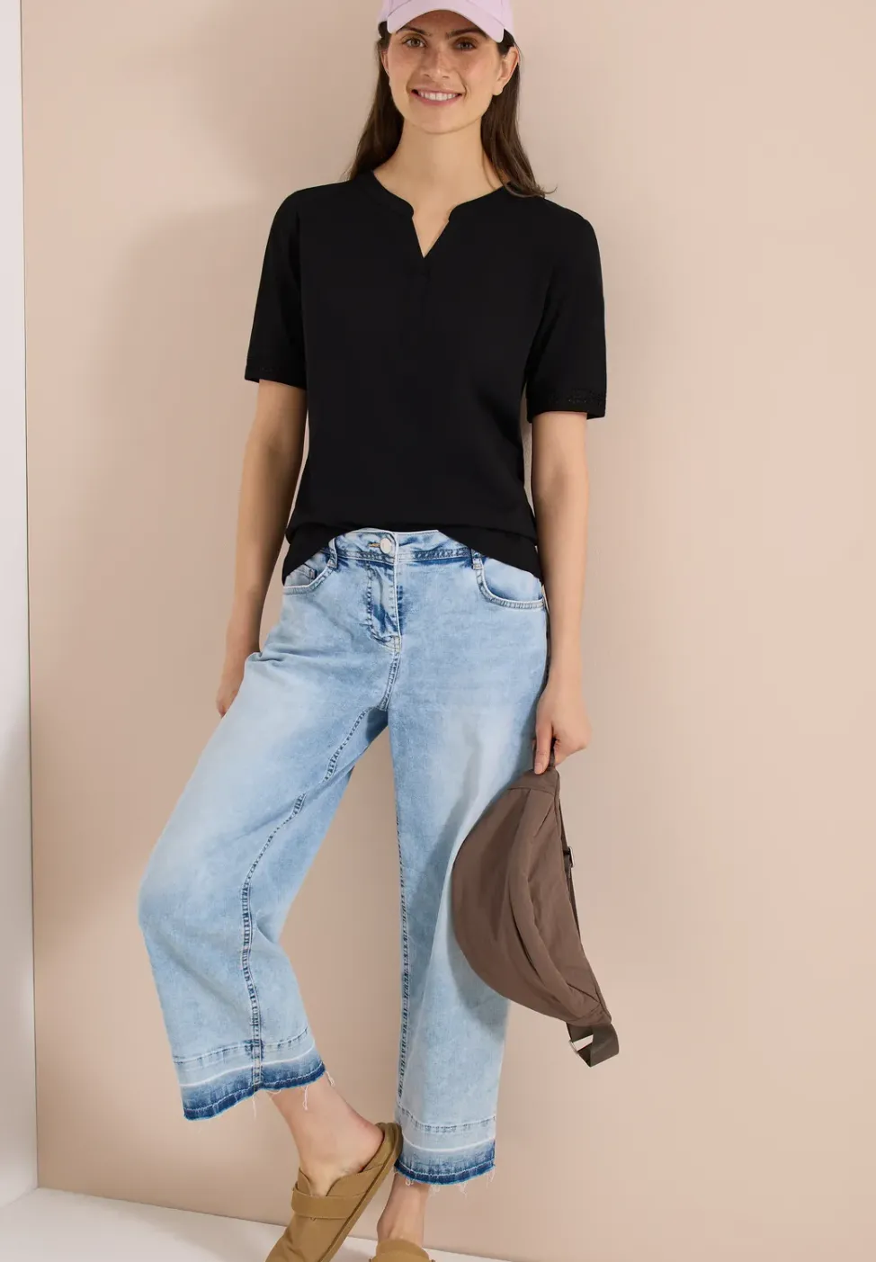 T-Shirt mit Split Neck und Crochet-Tape