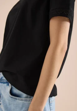 T-Shirt mit Split Neck und Crochet-Tape
