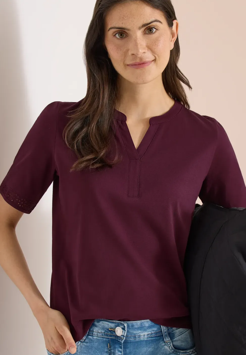T-Shirt mit Split Neck und Crochet-Tape