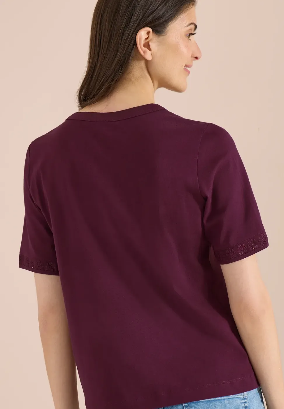 T-Shirt mit Split Neck und Crochet-Tape