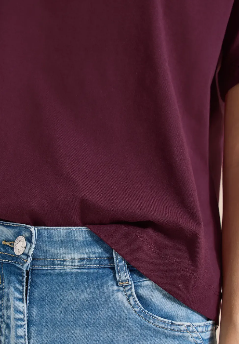 T-Shirt mit Split Neck und Crochet-Tape