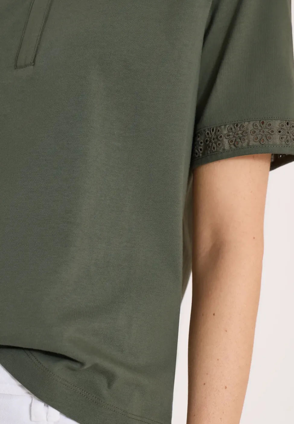 T-Shirt mit Split Neck und Crochet-Tape