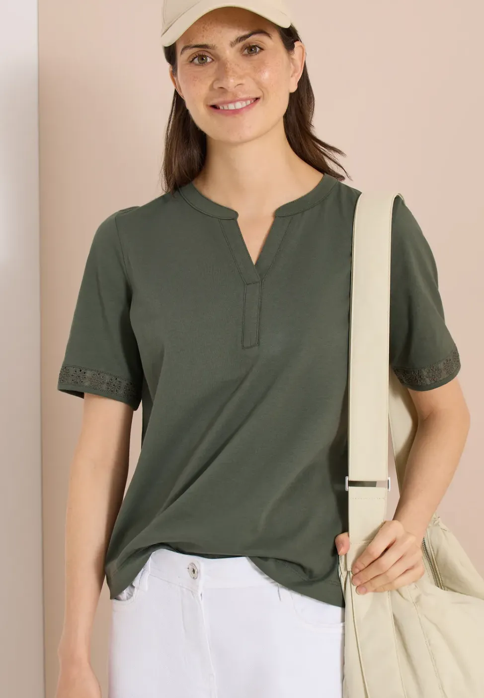 T-Shirt mit Split Neck und Crochet-Tape