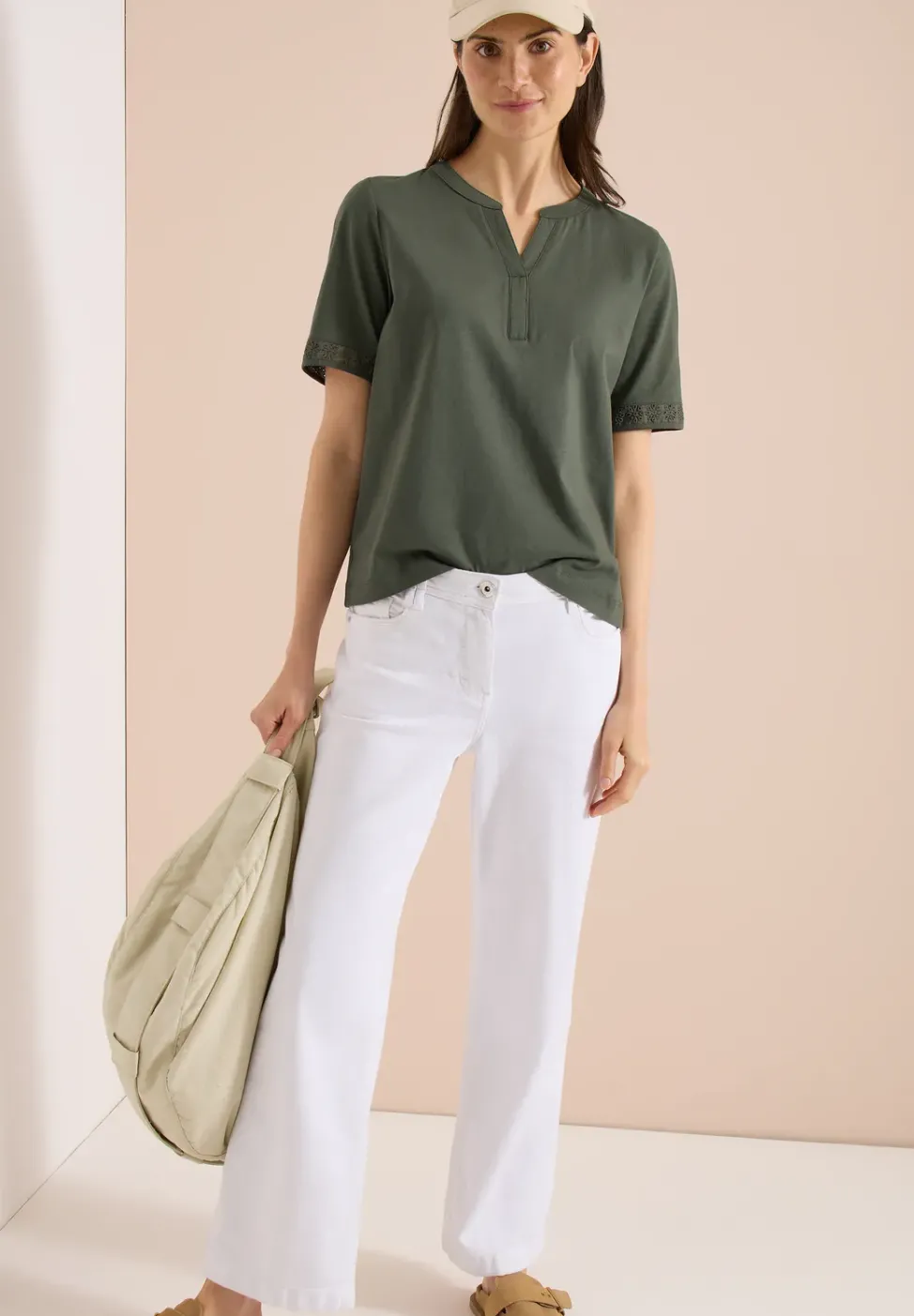 T-Shirt mit Split Neck und Crochet-Tape