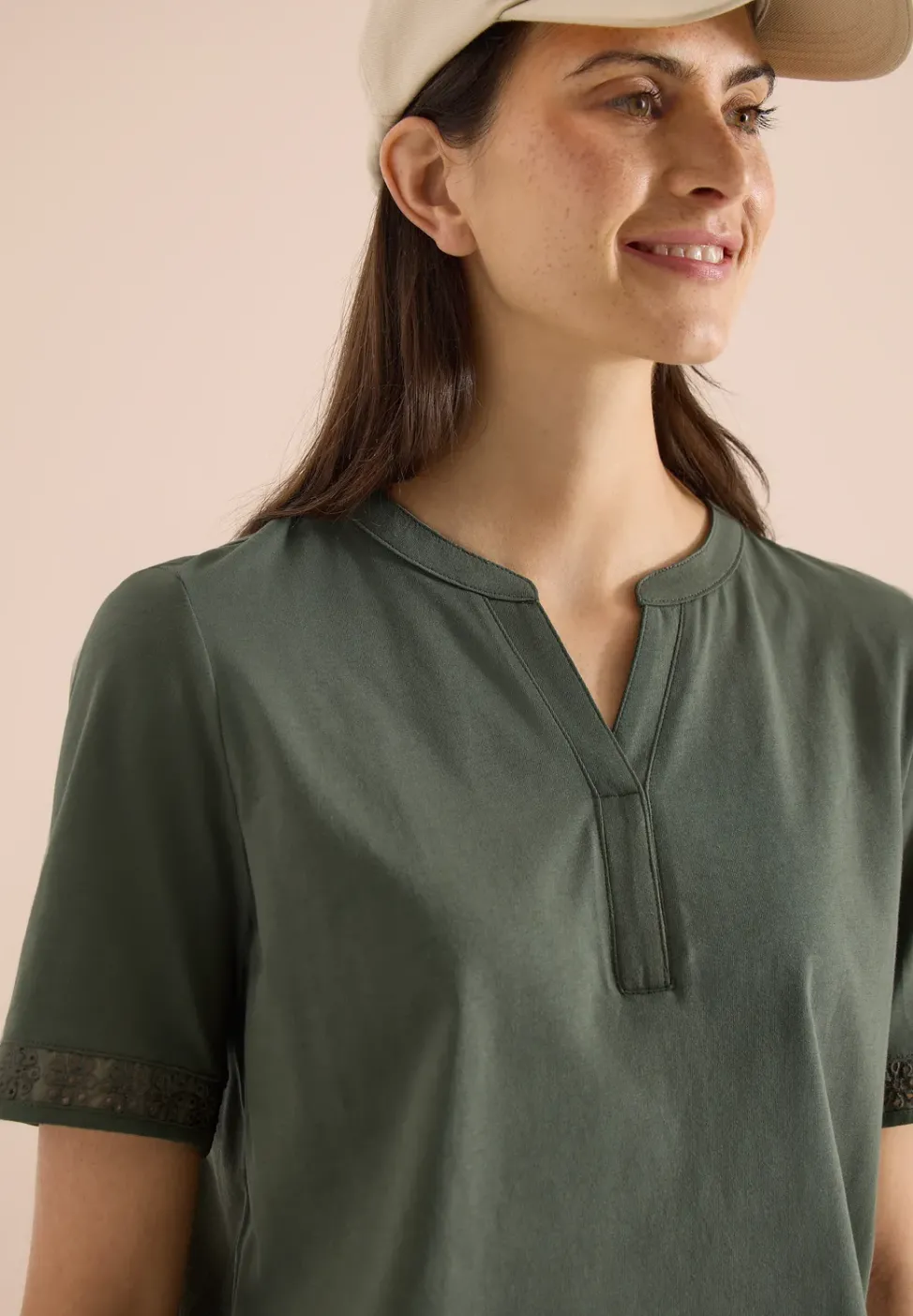 T-Shirt mit Split Neck und Crochet-Tape